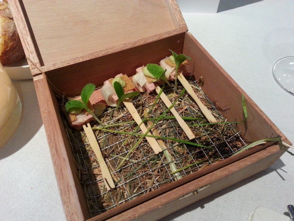 Foie op hooi geserveerd in sigarenkistje, onderdeel van hamachigerecht