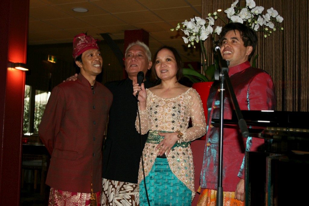 Lonny en zijn 'oude' brigade zingen een Indonesisch lied