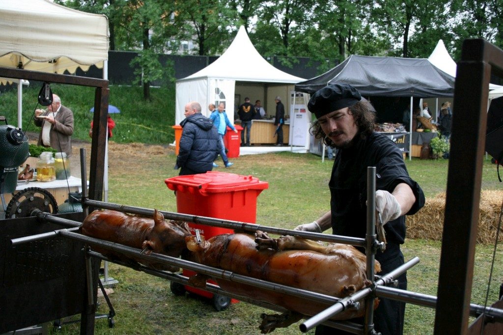 De Portugese kok van De Librije grilt de varkens aan het spit