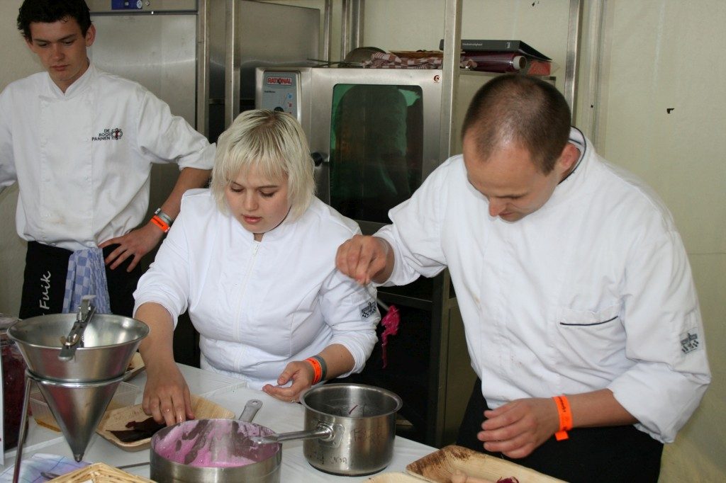 Rosita Nietvelt en Martin Ruisaard (midden en rechts) van De Fuik in aktie in het Strobalenrestaurant