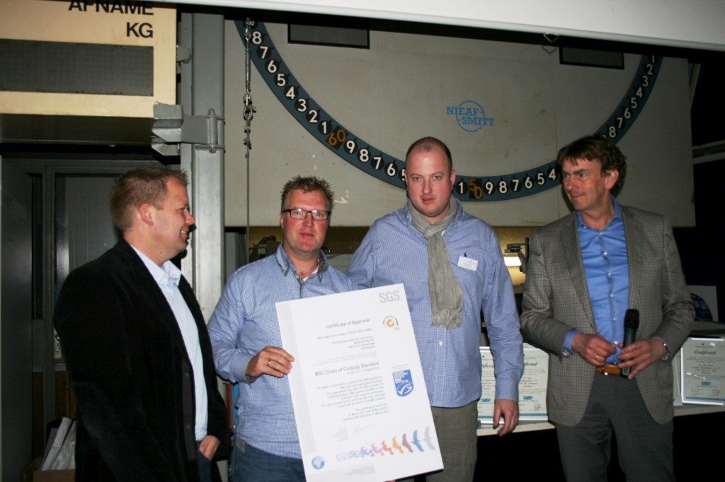 Marcel Molenkamp met het certificaat, rechts van hem Marko Karelse