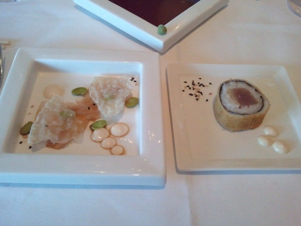 Sashimi zwaardvis (links) en gefrituurde sushi tonijn
