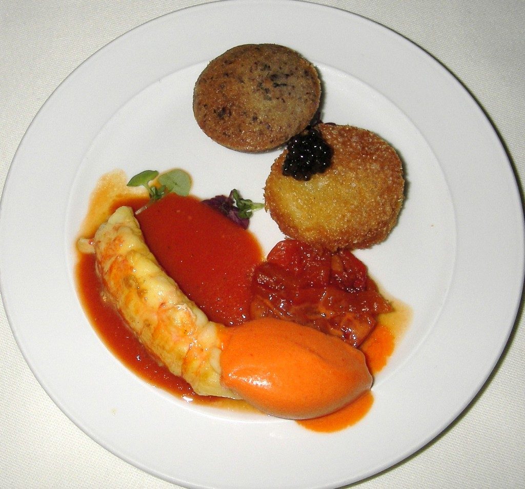 Langoustine, krokant briochebrood, olijvencake en gazpacho